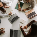 Profesionales conviviendo en una oficina moderna, reflejando la importancia de las relaciones humanas y la construcción de comunidad en el trabajo.