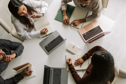 Profesionales conviviendo en una oficina moderna, reflejando la importancia de las relaciones humanas y la construcción de comunidad en el trabajo.