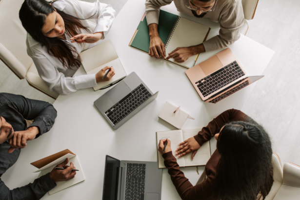 Profesionales conviviendo en una oficina moderna, reflejando la importancia de las relaciones humanas y la construcción de comunidad en el trabajo.