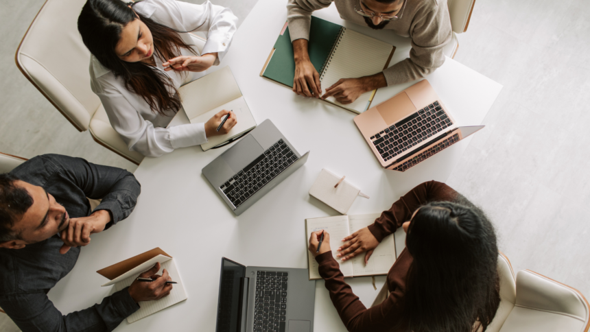 Profesionales conviviendo en una oficina moderna, reflejando la importancia de las relaciones humanas y la construcción de comunidad en el trabajo.
